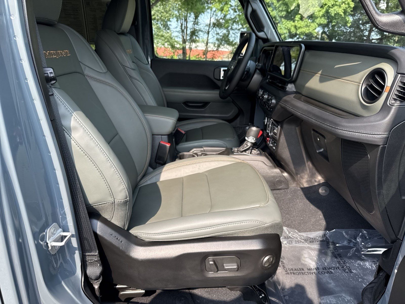 Used 2025 Jeep Gladiator Mojave AWD/4WD image 24