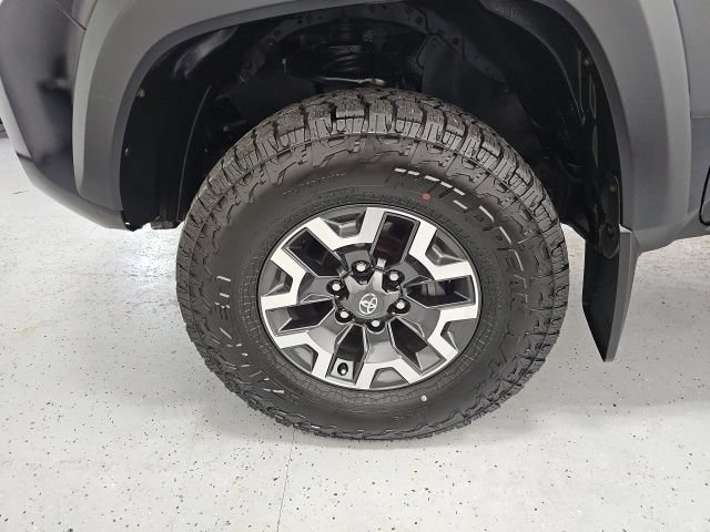 Used 2020 Toyota Tacoma TRD Off-Road w/ Technology Package AWD/4WD image 9