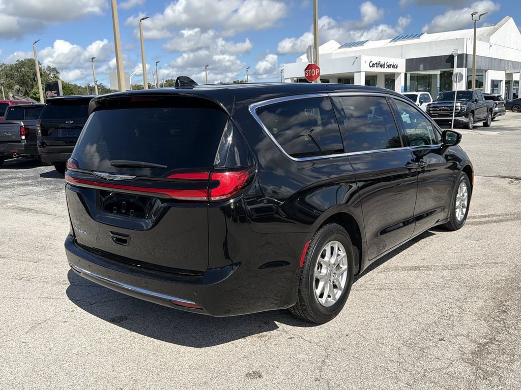 Used 2024 Chrysler Pacifica Touring-L FWD image 4