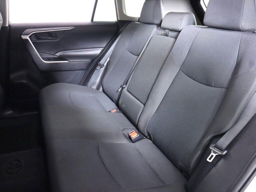 Used 2021 Toyota RAV4 LE image 29