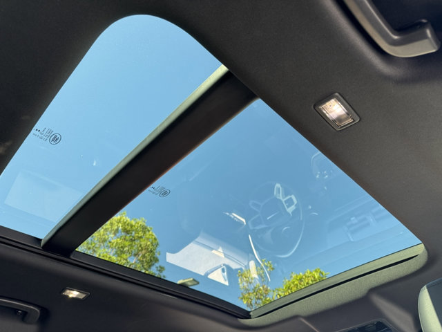 Used 2023 Land Rover Defender 130 X-Dynamic SE image 7