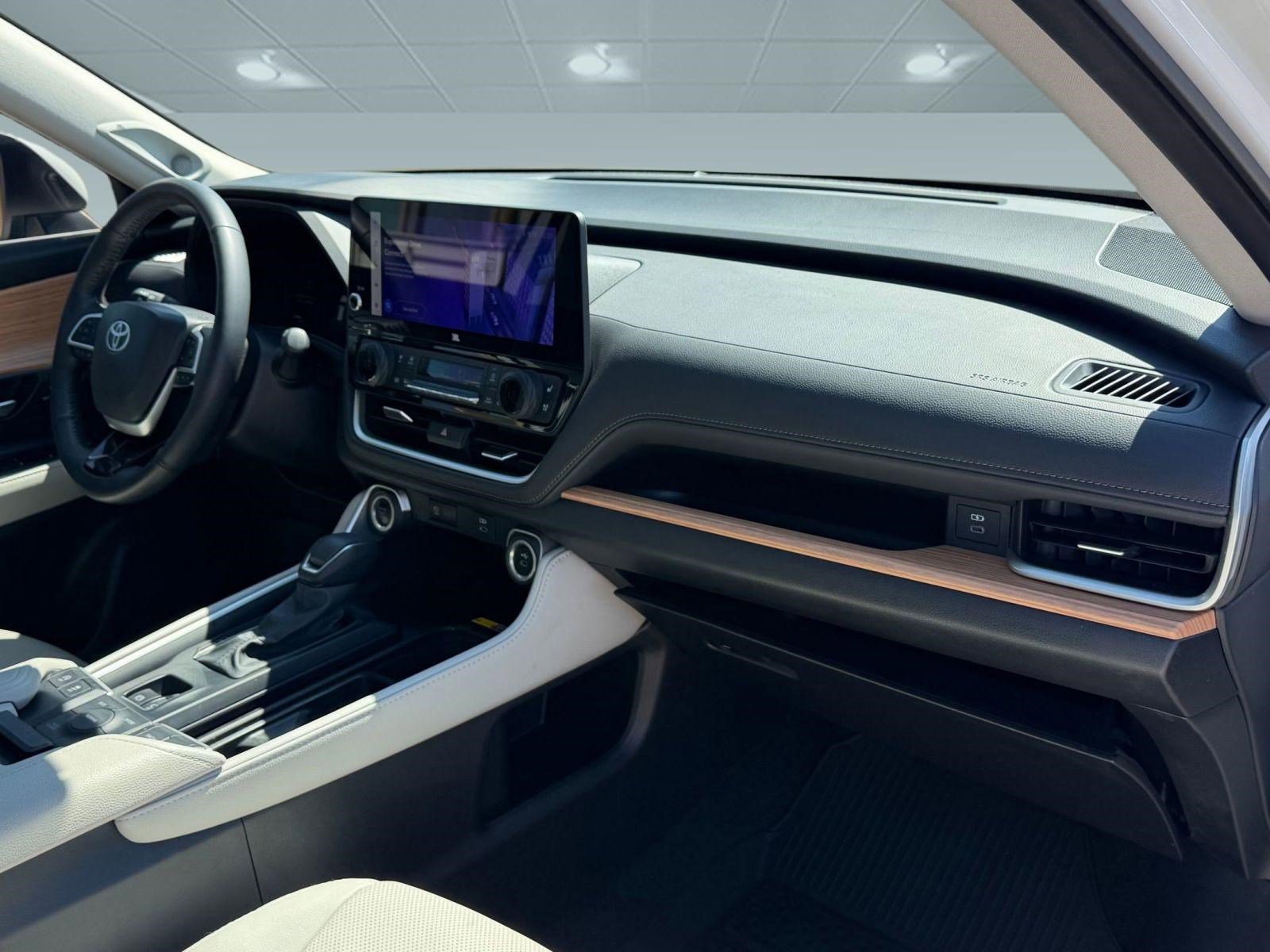 Used 2025 Toyota Grand Highlander Limited image 32