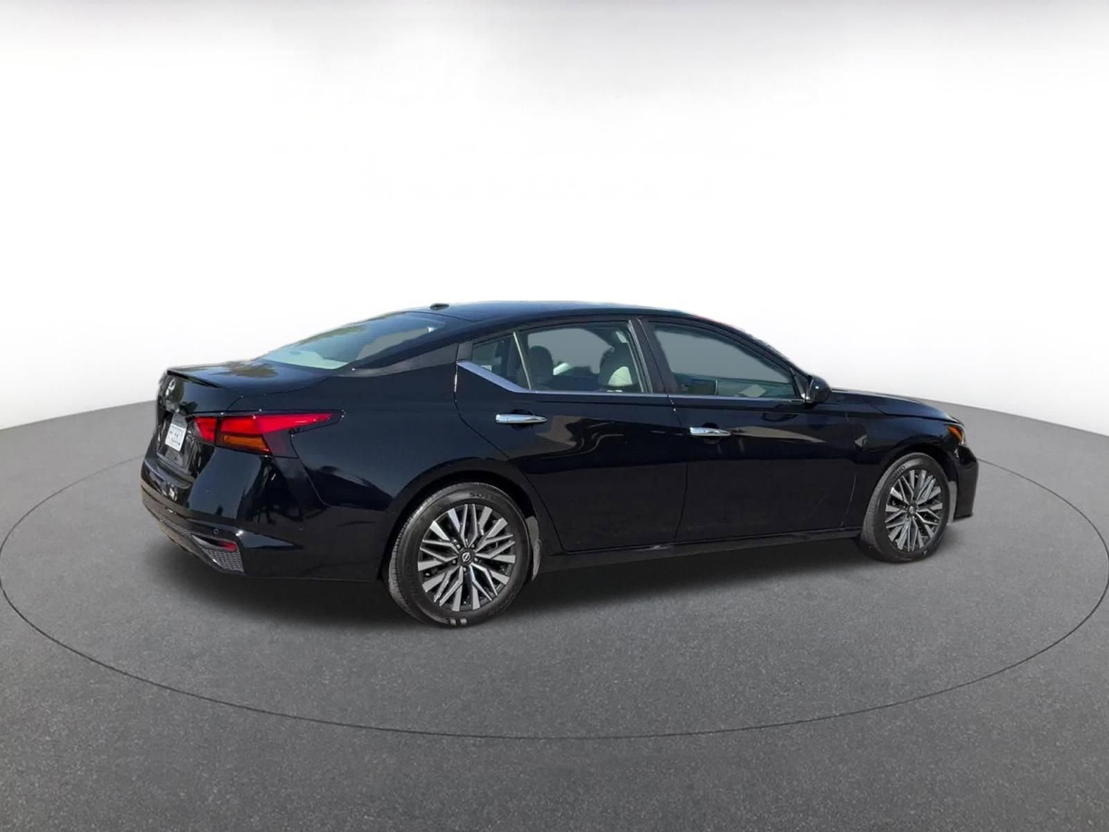 Used 2025 Nissan Altima 2.5 SV FWD image 15