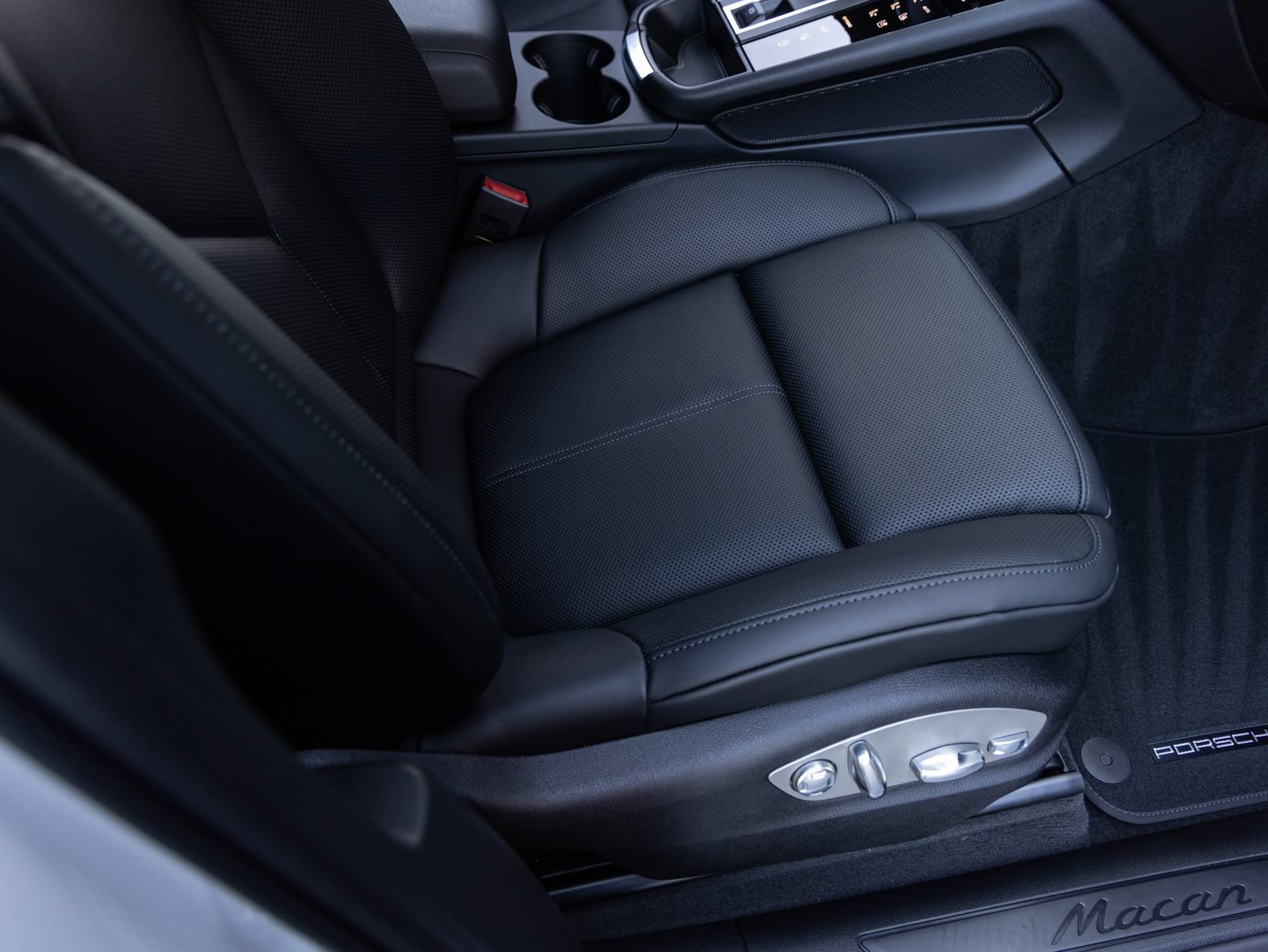 Certified 2026 Porsche Macan AWD/4WD image 34