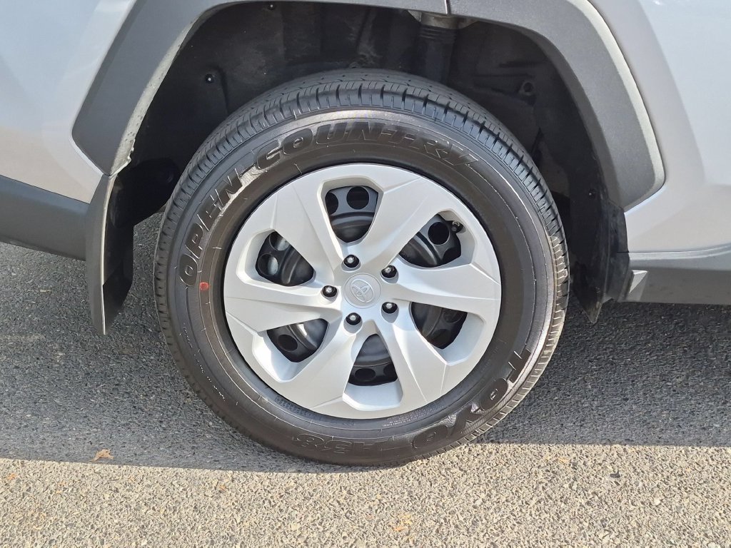 Used 2025 Toyota RAV4 LE AWD/4WD image 9