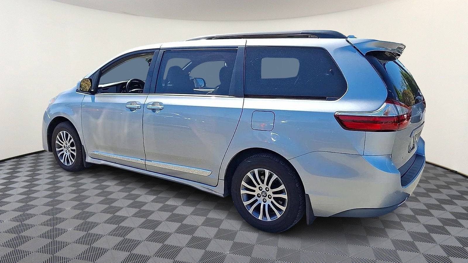 Used 2019 Toyota Sienna XLE w/ XLE Navigation Package FWD image 6