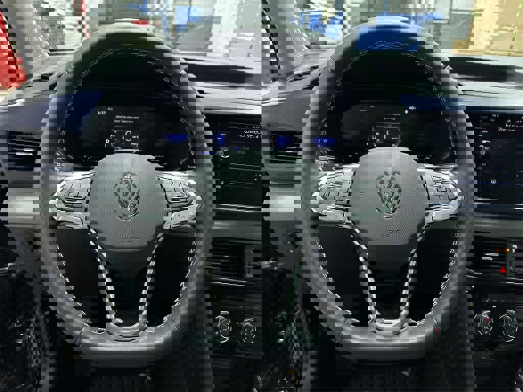 Used 2023 Volkswagen Taos SE w/ Panoramic Sunroof Package image 18