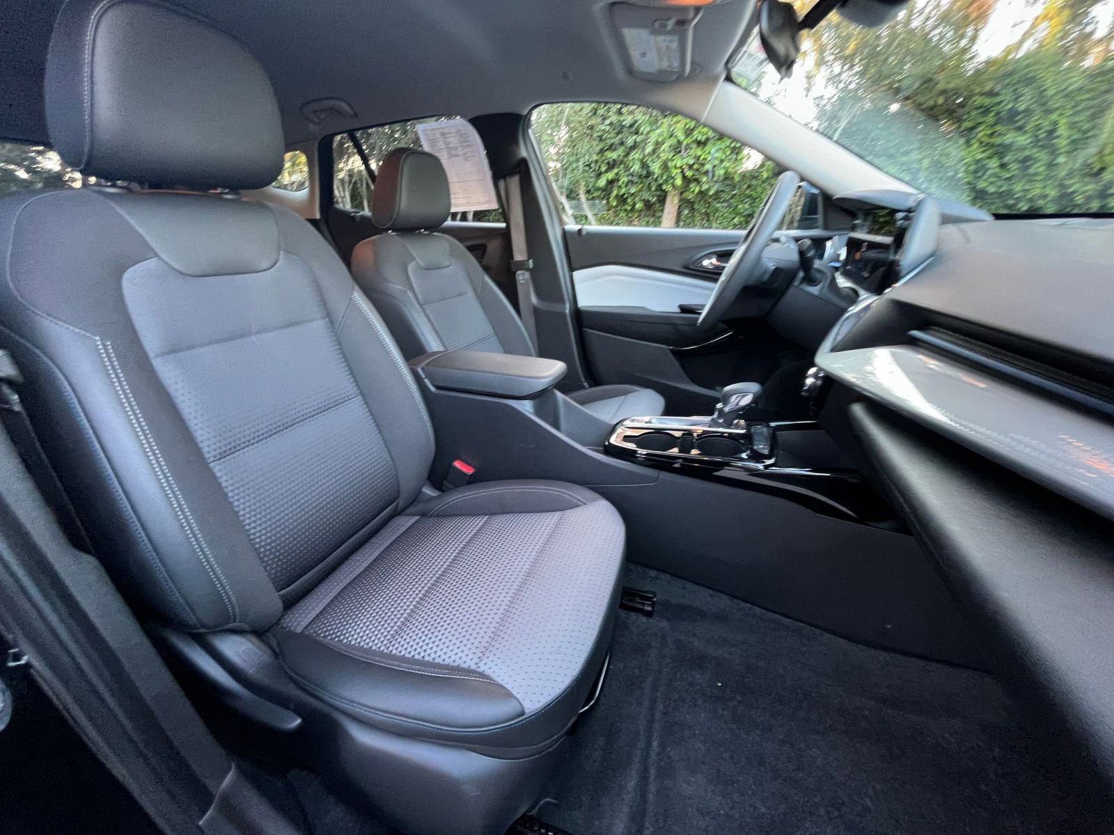 Used 2025 Chevrolet Trax LT image 34