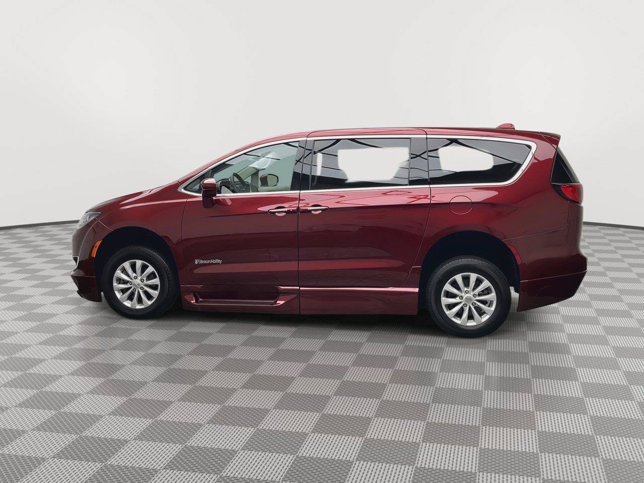 Used 2018 Chrysler Pacifica Touring Plus FWD image 32