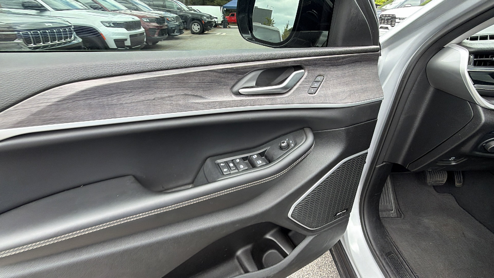Used 2023 Jeep Grand Cherokee 4WD 4xe image 15