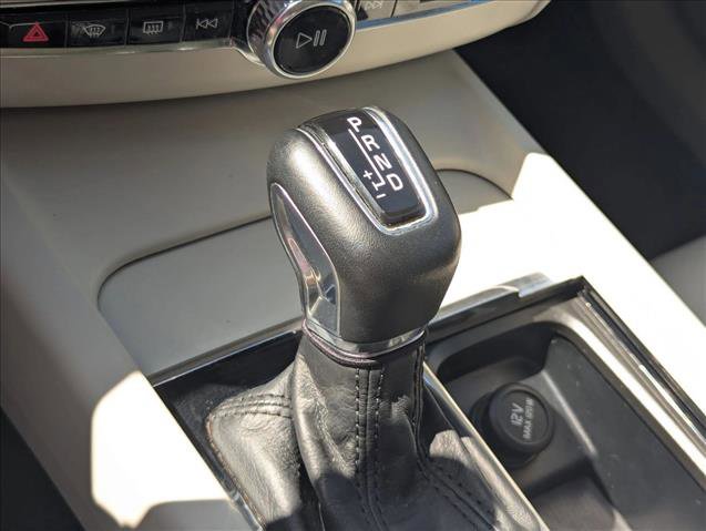 Used 2019 Volvo XC60 T5 Momentum w/ Multimedia Package FWD image 12