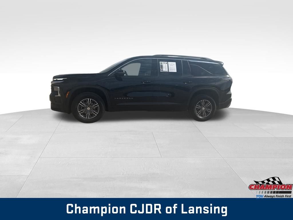 Used 2024 Chevrolet Traverse LT image 2