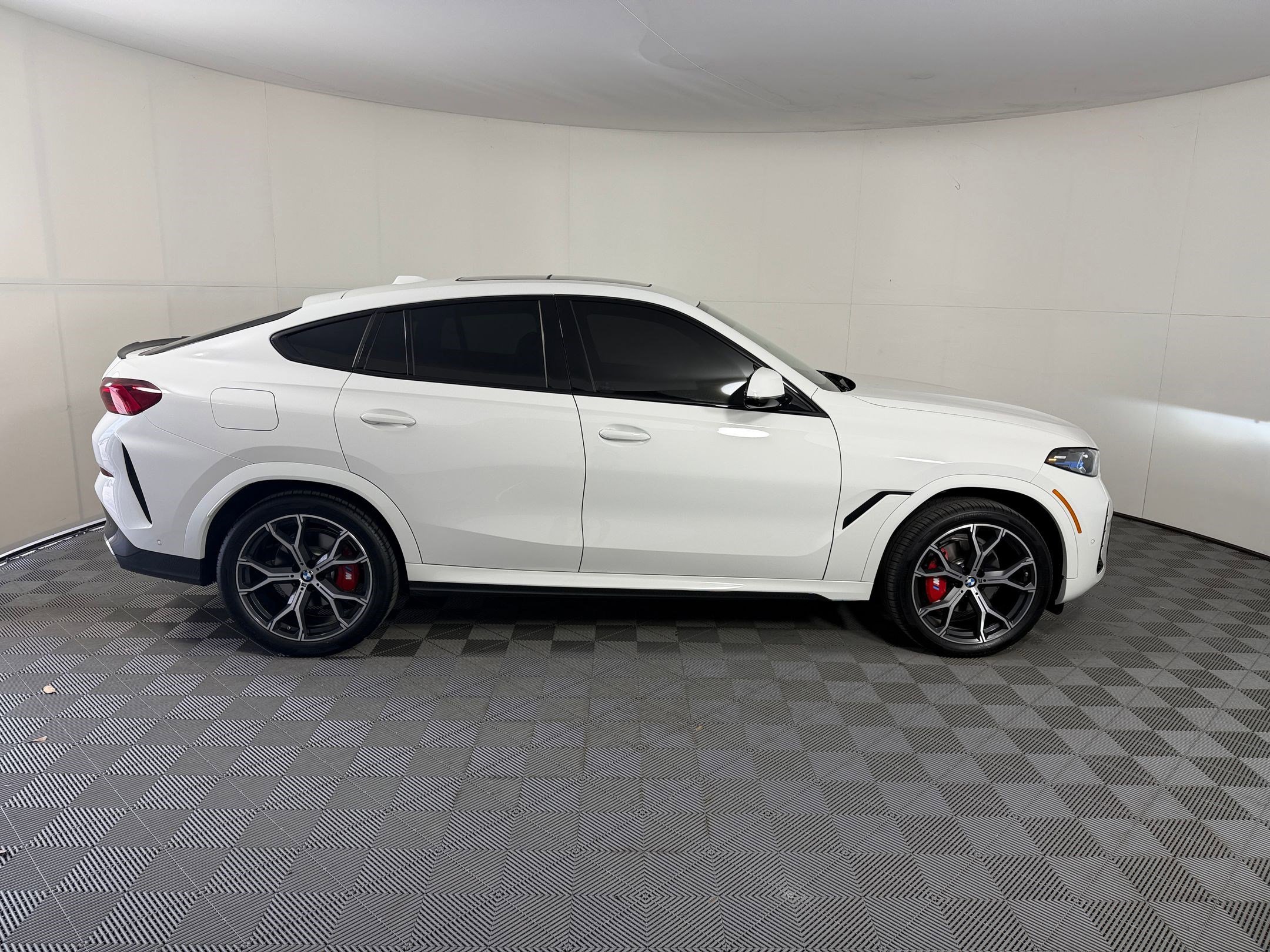 Used 2025 BMW X6 xDrive40i w/ Parking Assistance Package AWD/4WD image 8