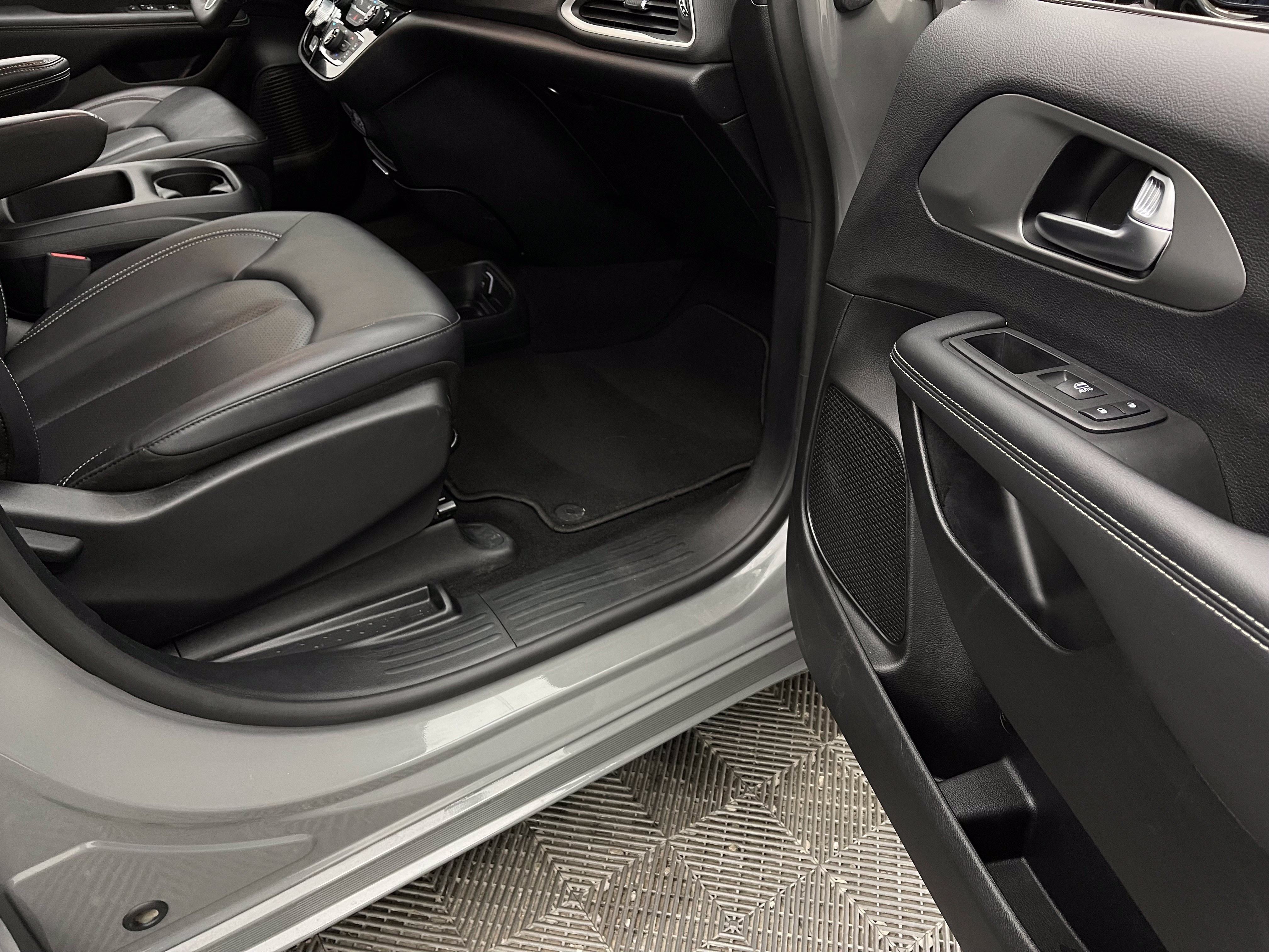 Used 2025 Chrysler Pacifica Select FWD image 33