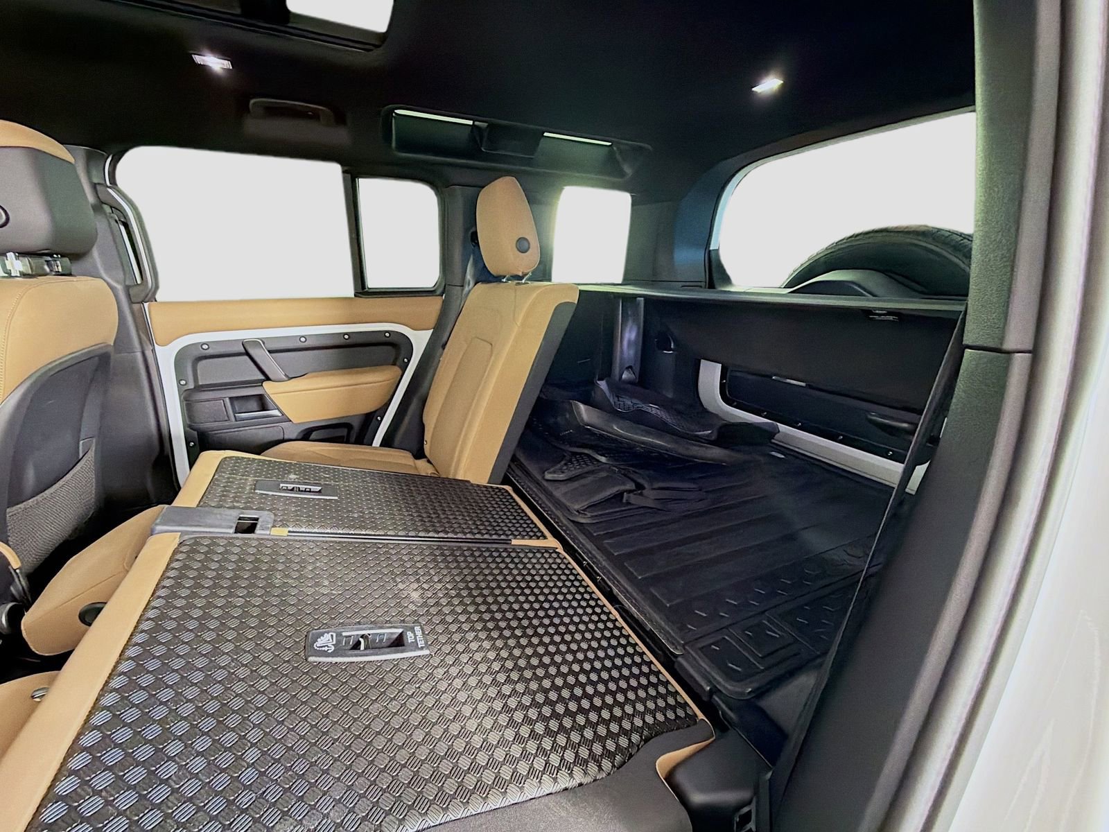 Certified 2025 Land Rover Defender 110 S AWD/4WD image 28