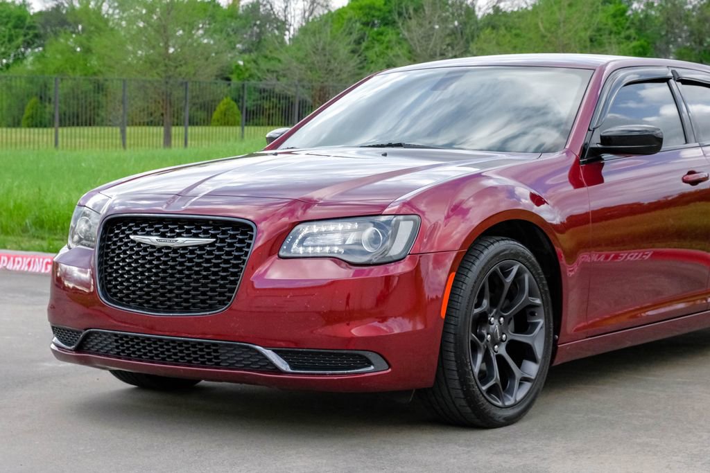 Used 2019 Chrysler 300 Touring w/ Sport Appearance Package image 7