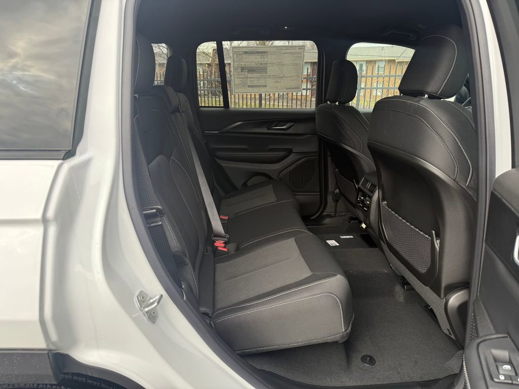 New 2025 Jeep Grand Cherokee Laredo image 13
