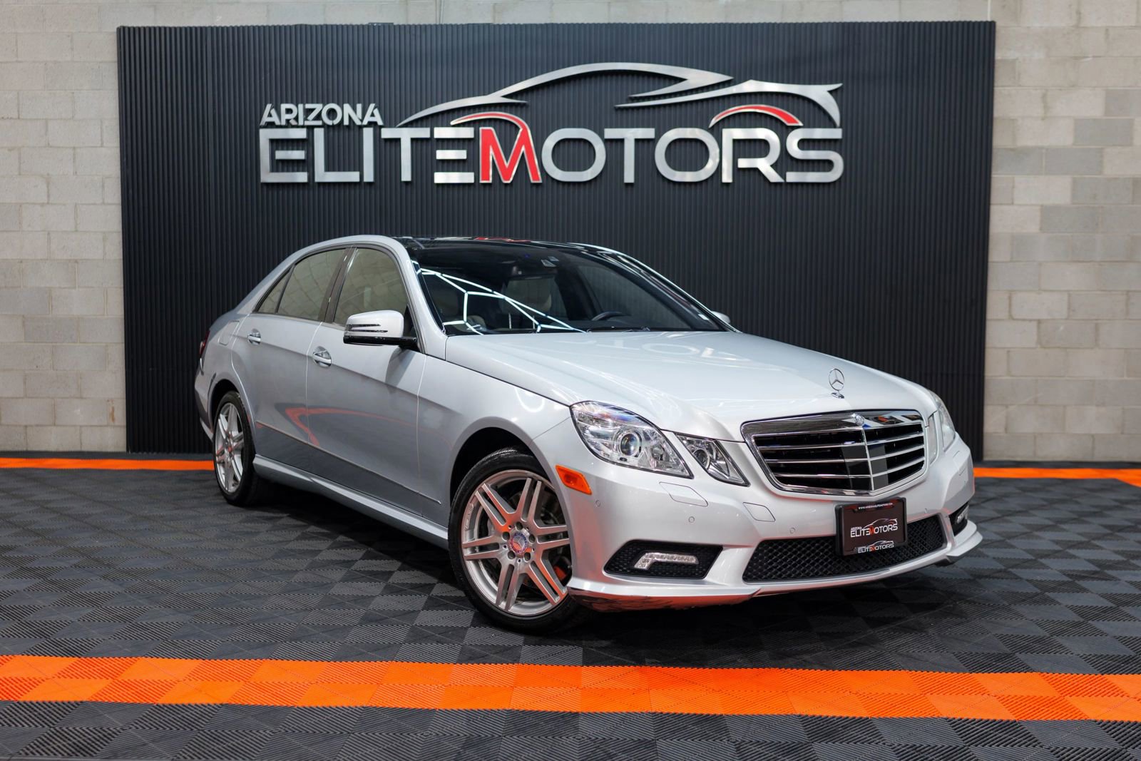 Used 2010 Mercedes-Benz E 550 4MATIC Sedan image 2