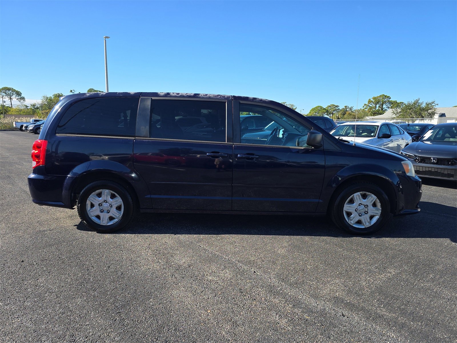 Used 2012 Dodge Grand Caravan SE image 3