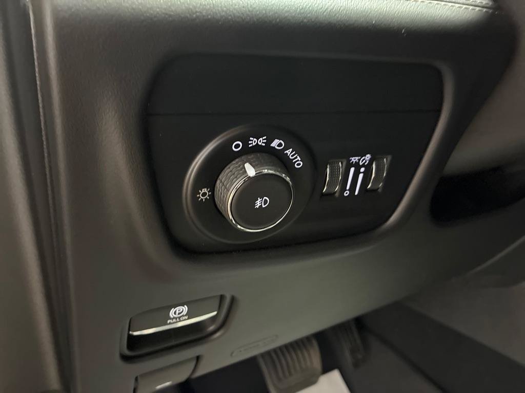 Used 2023 Jeep Grand Cherokee Summit AWD/4WD image 18