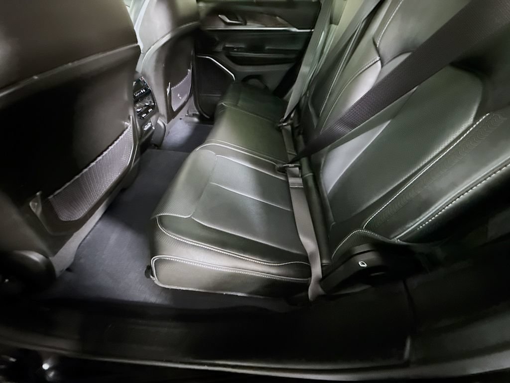 Used 2023 Jeep Grand Cherokee Overland w/ Luxury Tech Group IV AWD/4WD image 30