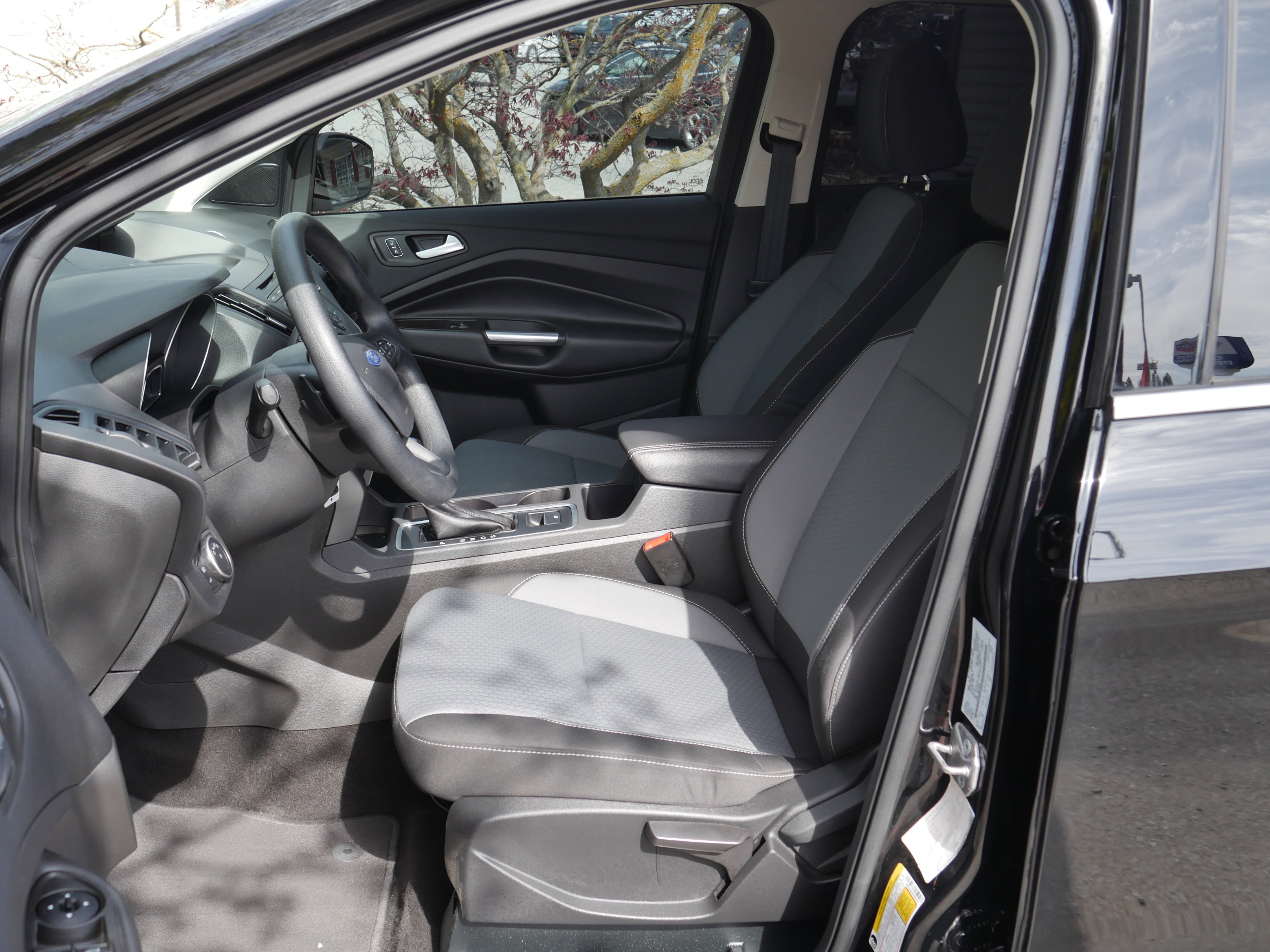 Used 2017 Ford Escape SE image 3