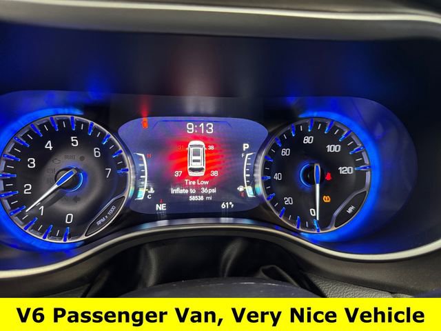 Used 2024 Chrysler Pacifica Touring-L image 4