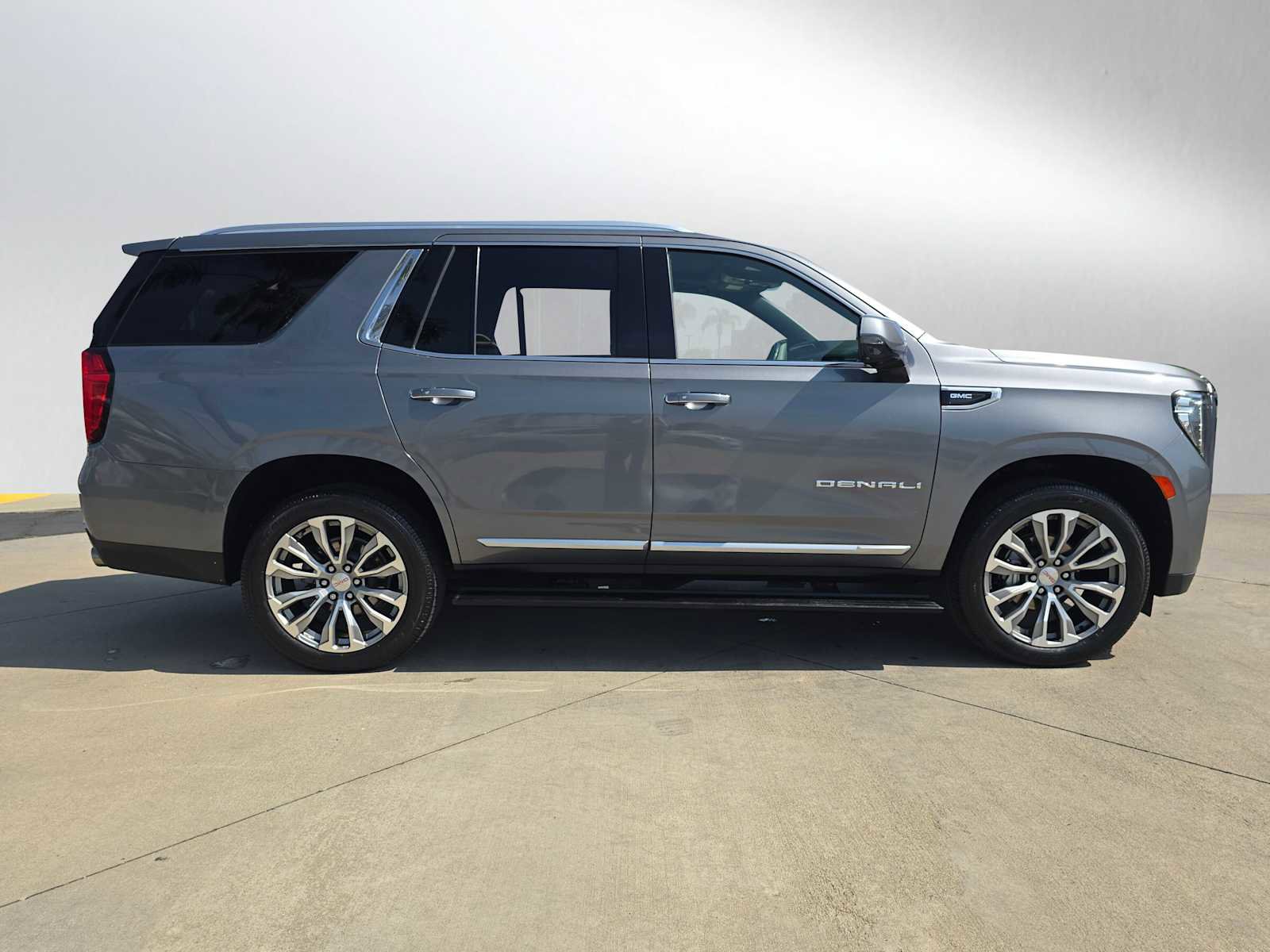Used 2021 GMC Yukon Denali w/ Denali Premium Package AWD/4WD image 2