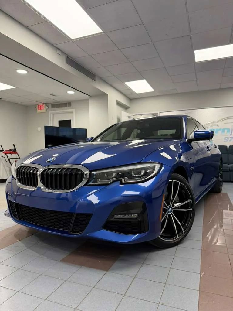 Used 2022 BMW 330e w/ M Sport Package image 3