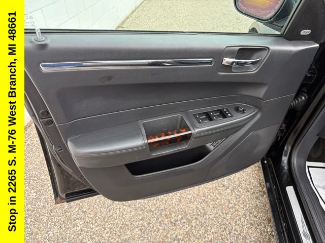 Used 2010 Chrysler 300 C RWD image 11