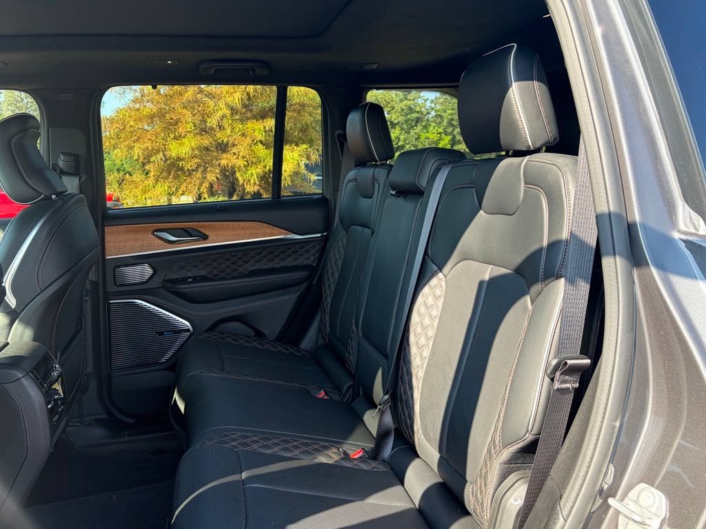 Used 2022 Jeep Grand Cherokee Summit AWD/4WD image 36