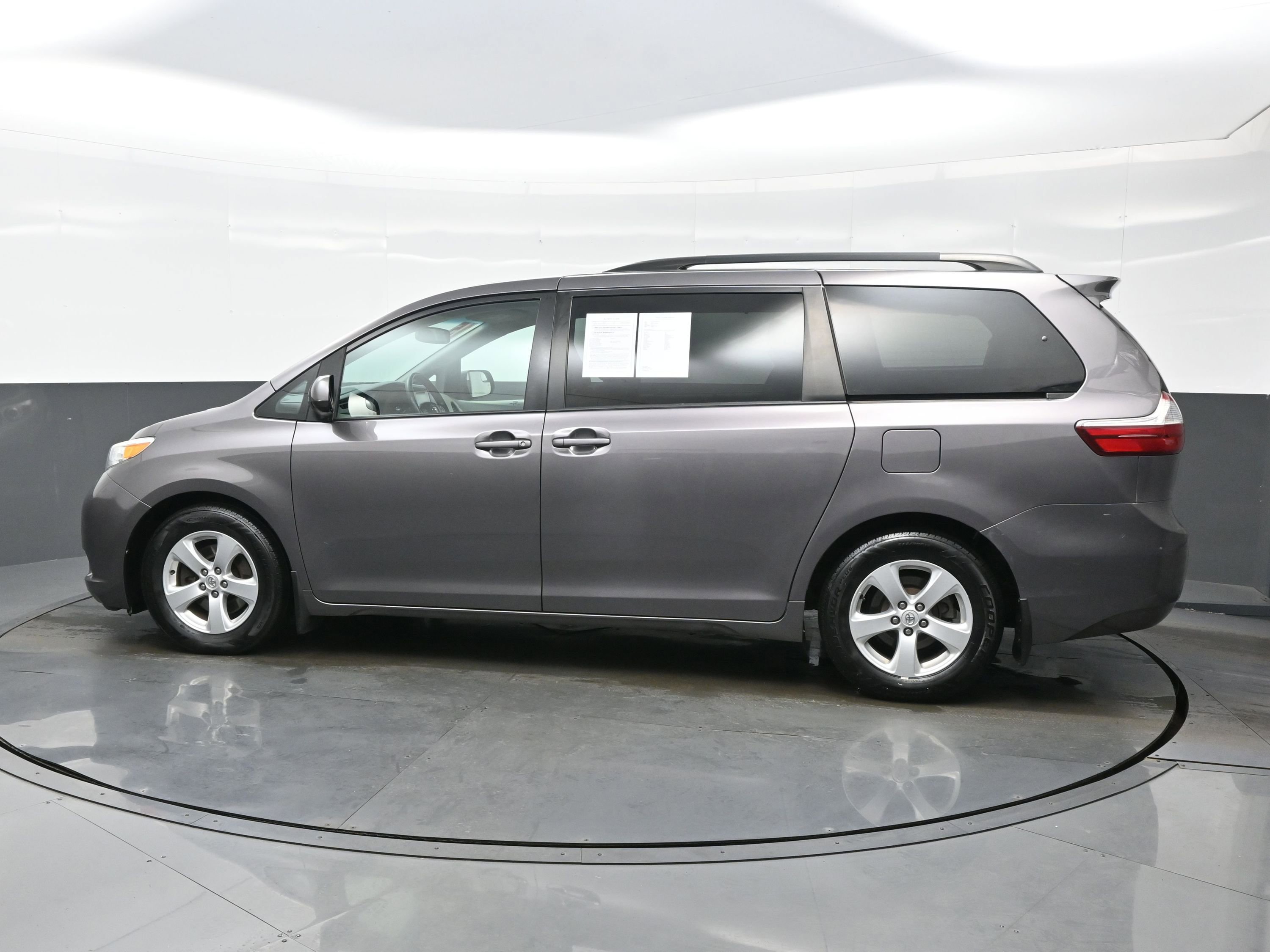 Used 2015 Toyota Sienna LE image 3