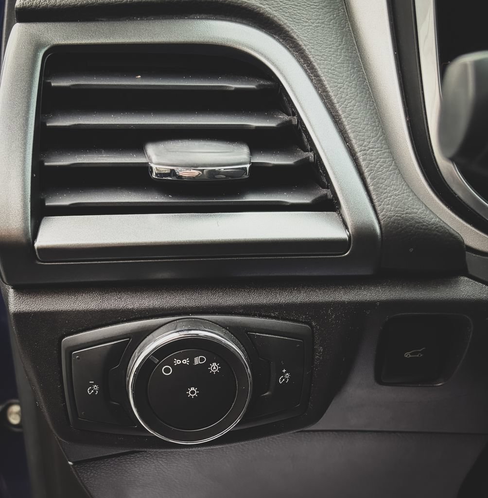 Used 2016 Ford Fusion SE FWD image 4