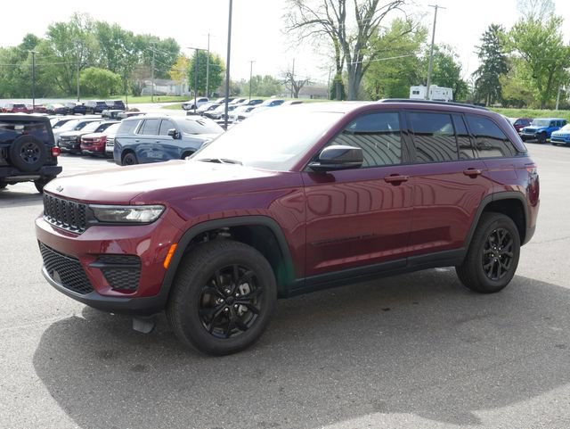 Used 2025 Jeep Grand Cherokee Altitude AWD/4WD image 7
