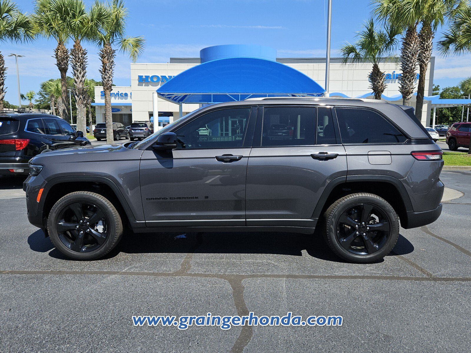 Used 2024 Jeep Grand Cherokee Limited w/ Black Appearance Package AWD/4WD image 2