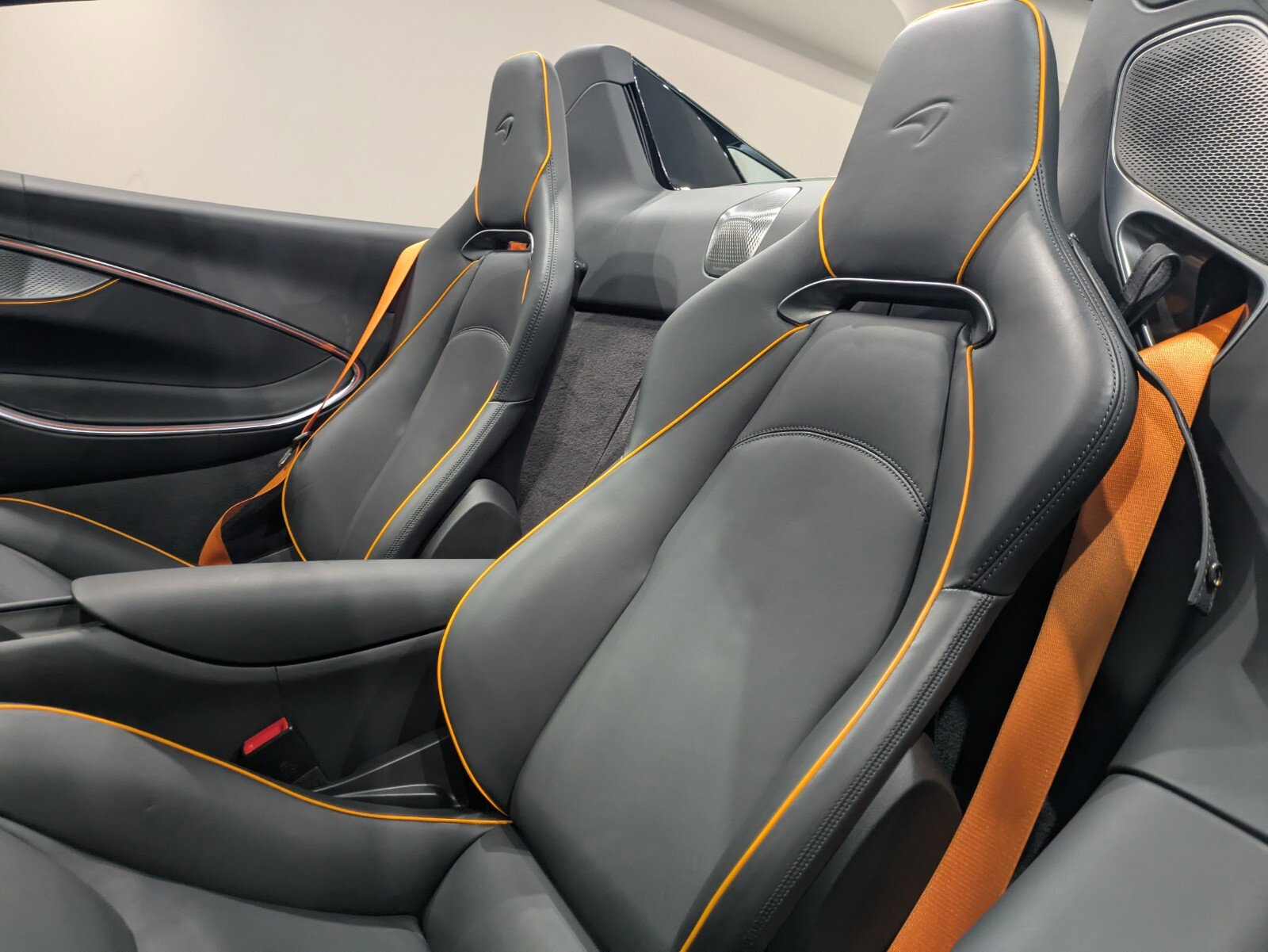 Used 2025 McLaren Artura Spider image 8
