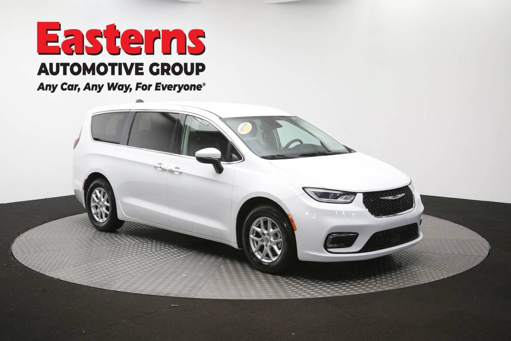 Used 2023 Chrysler Pacifica Touring-L FWD image 50
