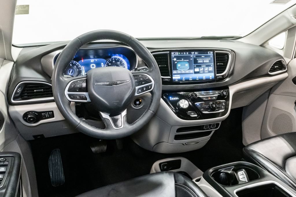 Used 2023 Chrysler Pacifica Touring-L FWD image 7