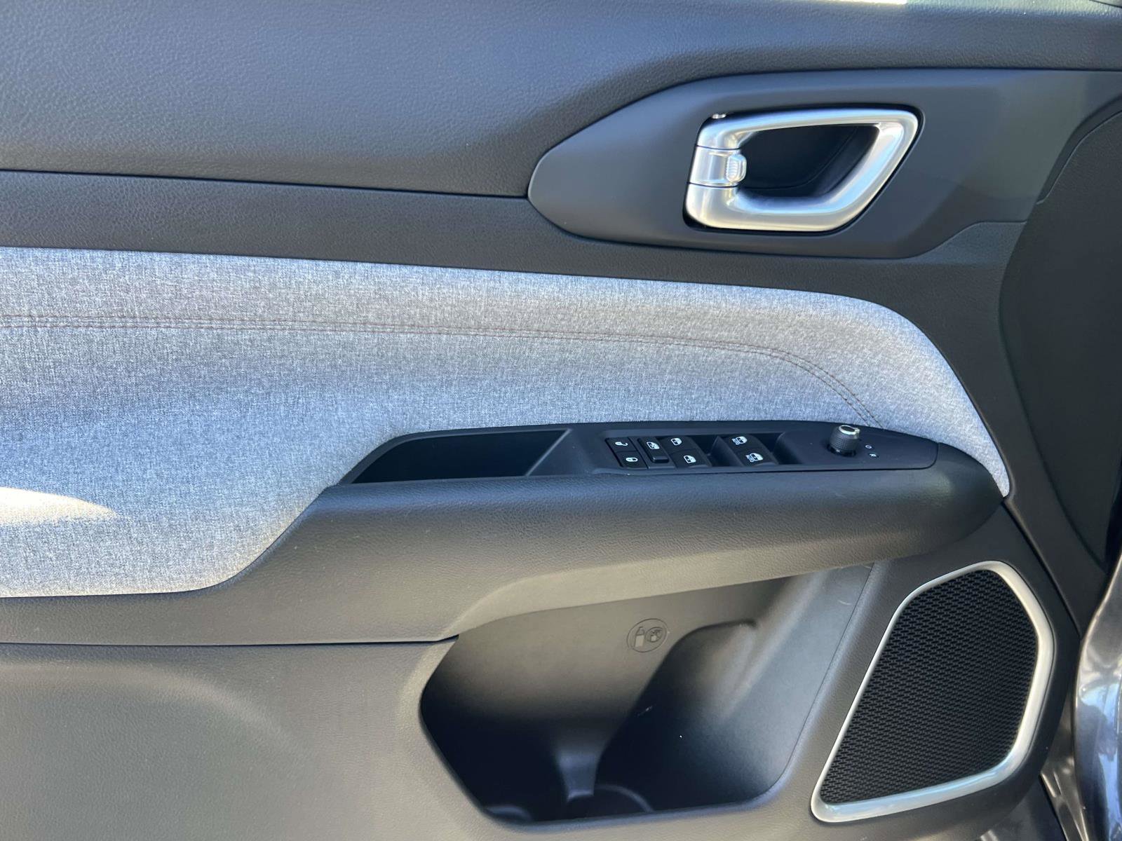 Used 2023 Jeep Compass Latitude image 27