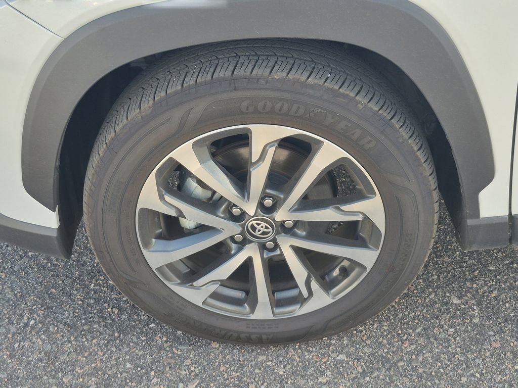 Used 2024 Toyota Corolla Cross XLE w/ Convenience Package image 18