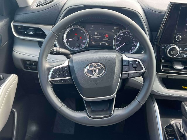Used 2023 Toyota Highlander XLE AWD/4WD image 17