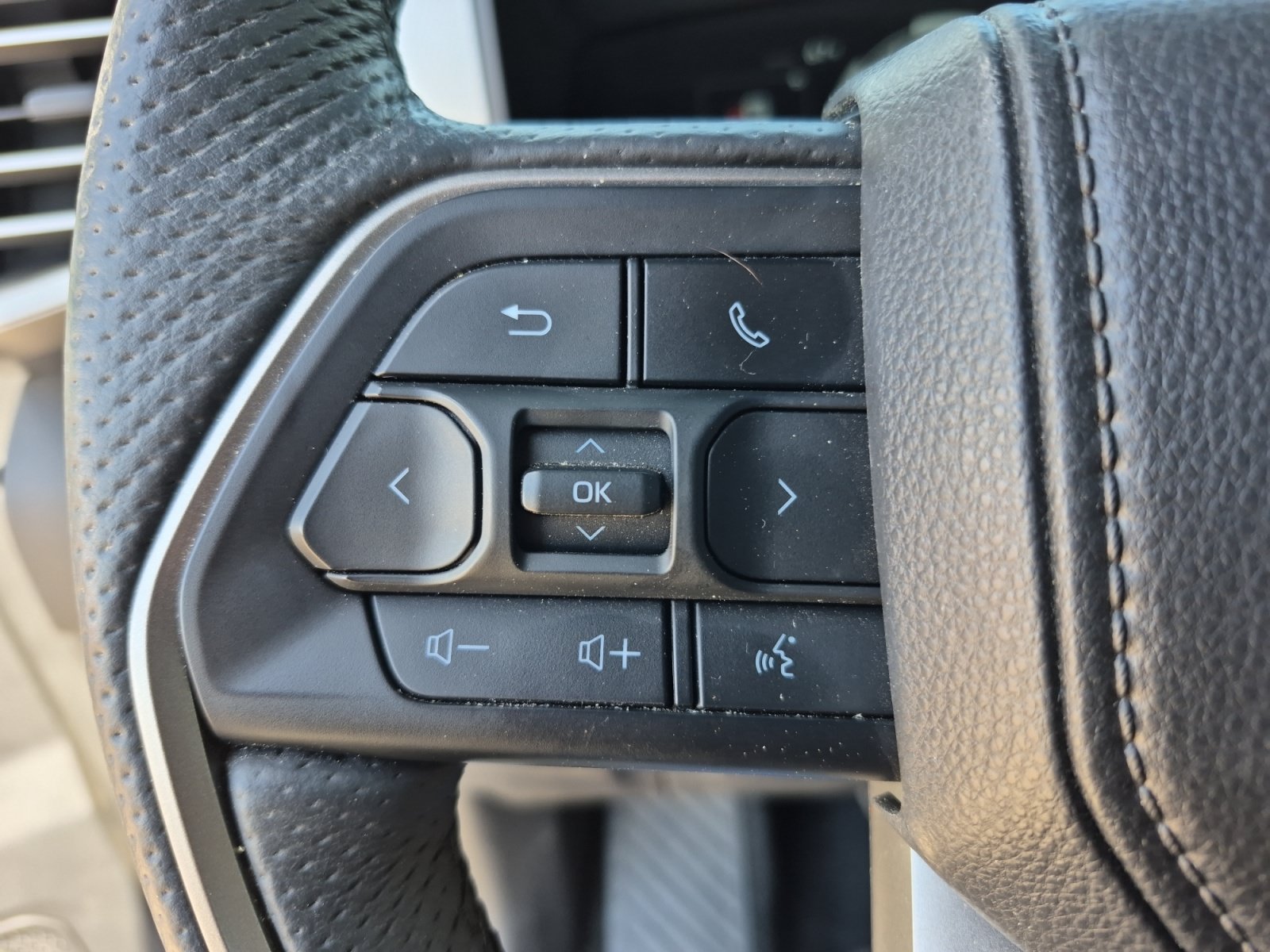 Used 2025 Toyota Tundra Limited AWD/4WD image 27