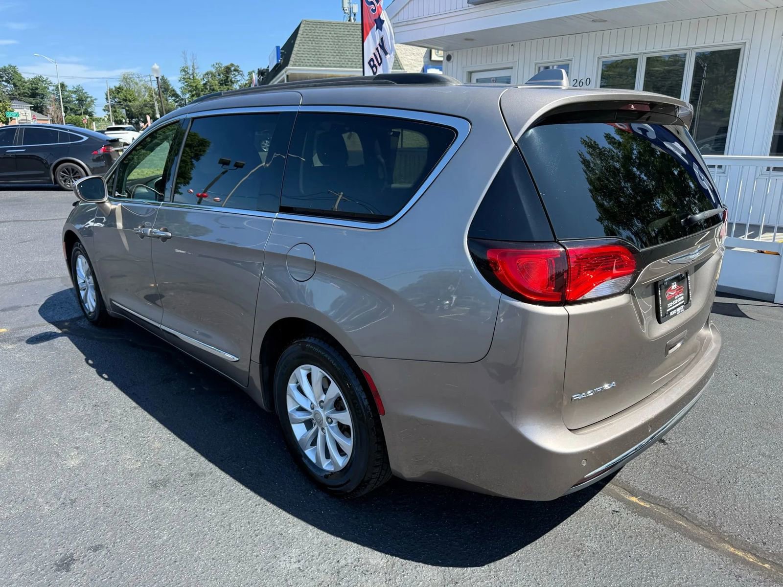 Used 2017 Chrysler Pacifica Touring-L image 9