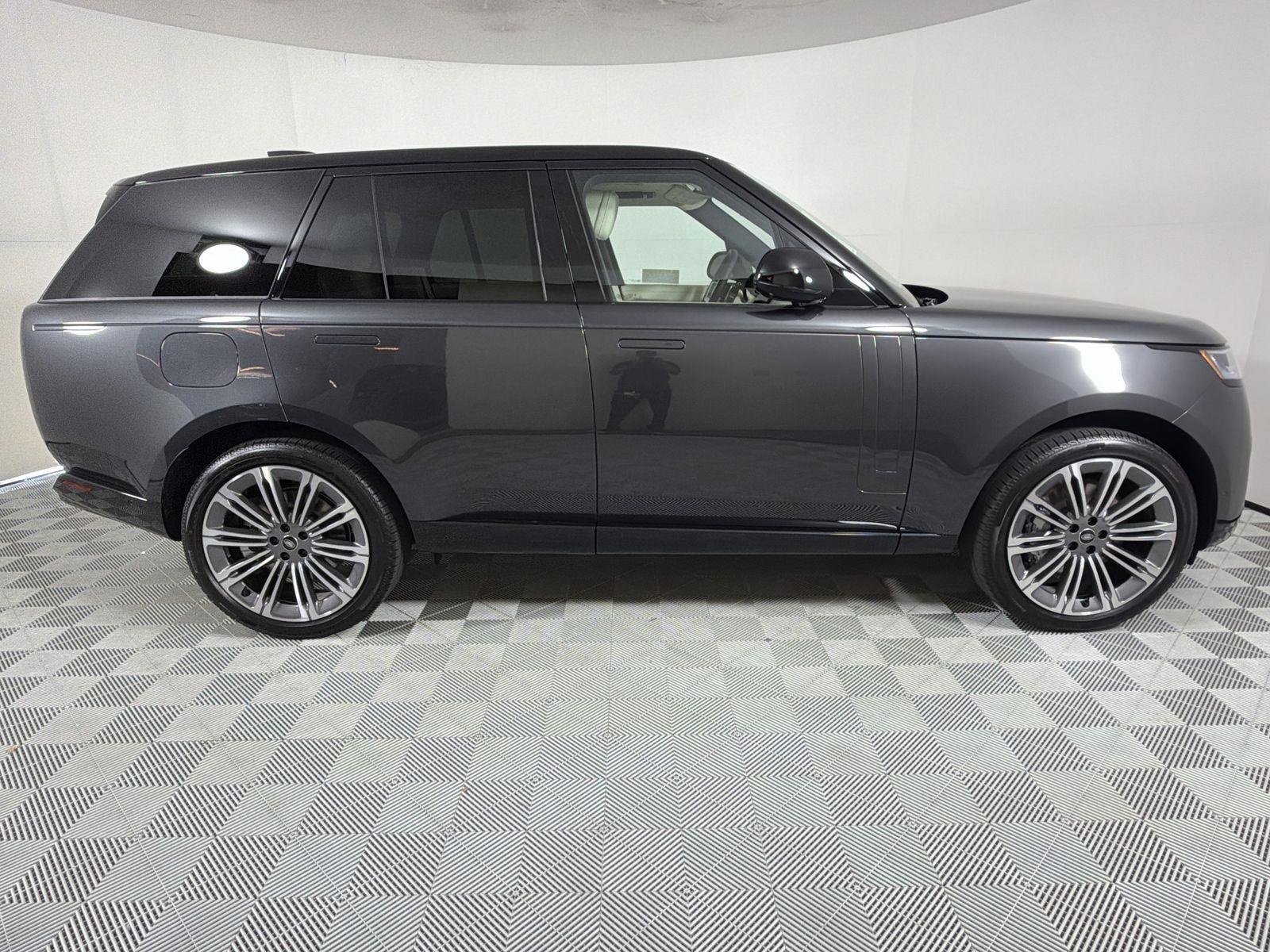 New 2025 Land Rover Range Rover SE image 6