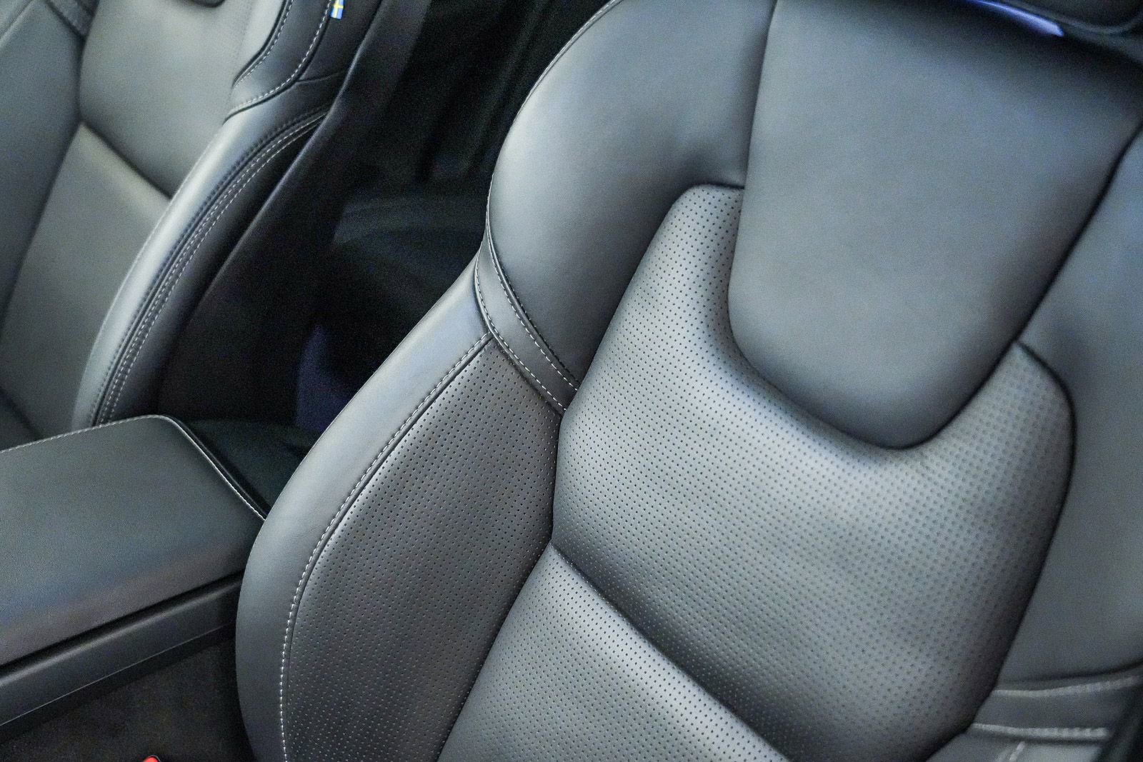 Certified 2023 Volvo XC60 T8 Ultimate w/ Protection Package Premier AWD/4WD image 27