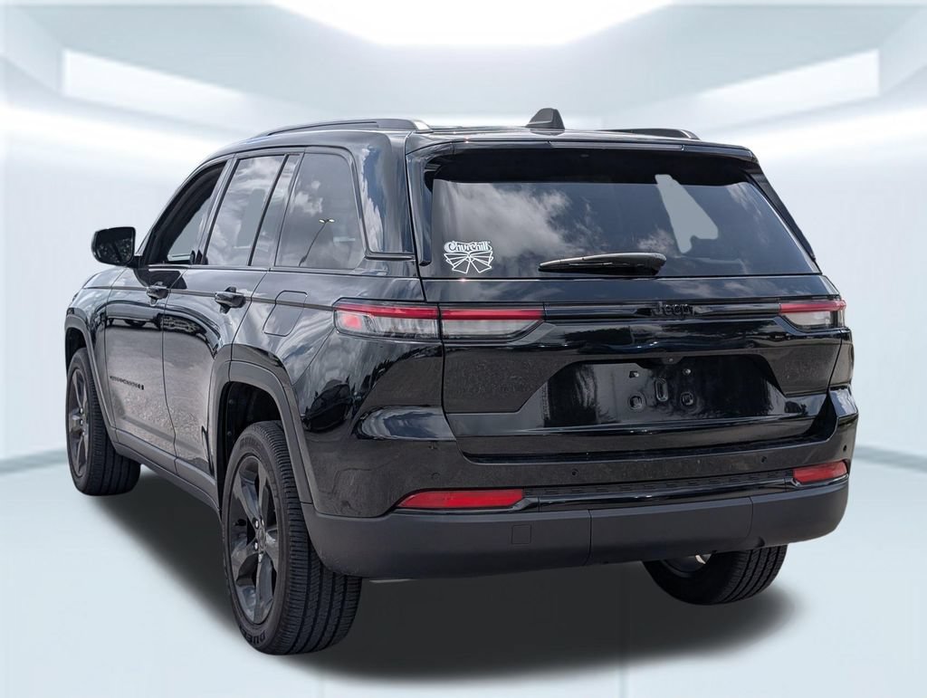 Used 2025 Jeep Grand Cherokee Altitude RWD image 4