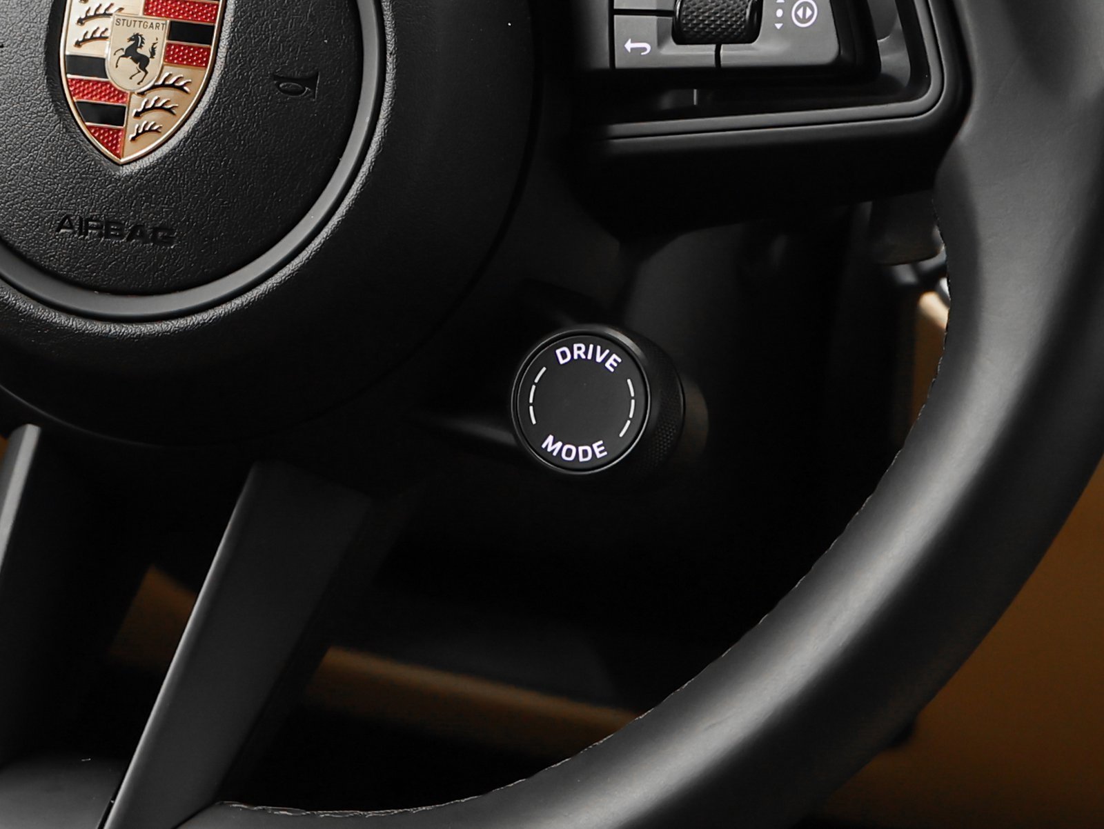 Used 2025 Porsche Cayenne image 31