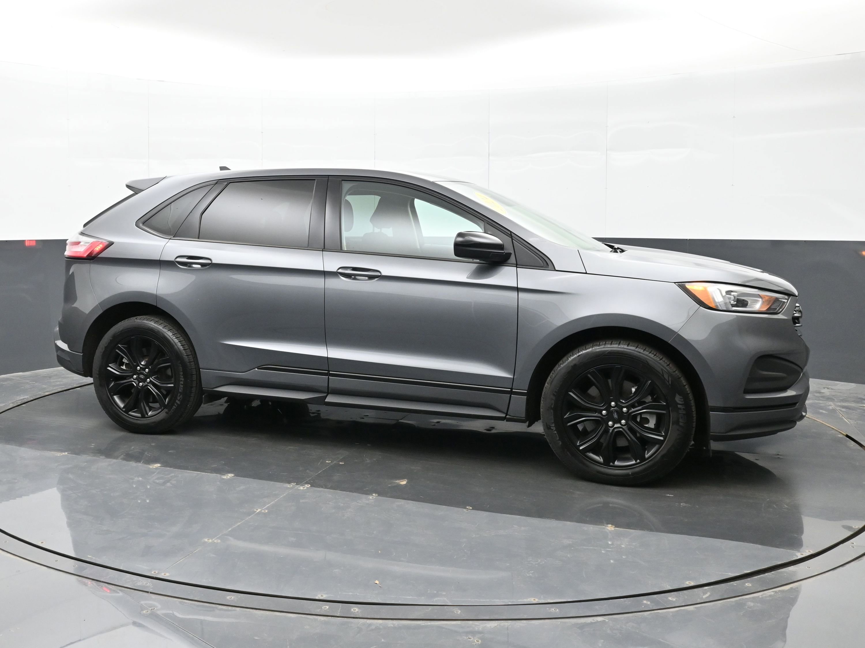 Used 2024 Ford Edge SE w/ Black Appearance Package image 5
