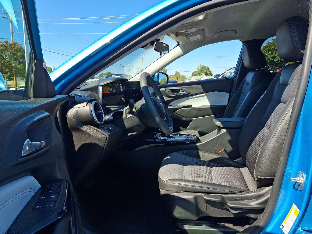 Used 2025 Chevrolet Trax LT FWD image 13