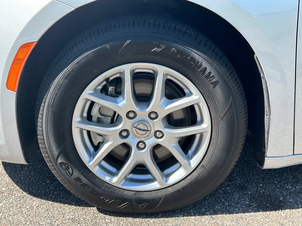 Used 2023 Chrysler Pacifica Touring-L FWD image 35